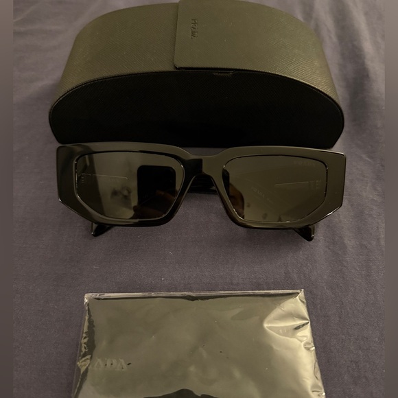 PRADA SUNGLASSES WITH TRIANGLE LOGO - Picture 3 of 6